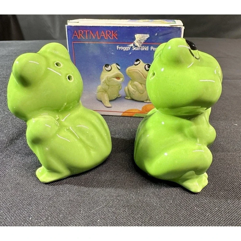 Vintage Artmark Froggy Salt And Pepper Shakers Frog Made in Taiwan 1986